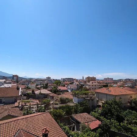 Tias שקודר