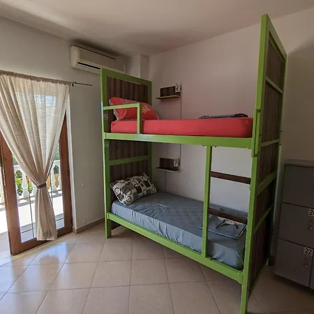 Hostel Tias *