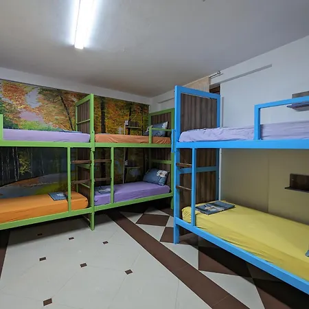 Tias بيت شباب