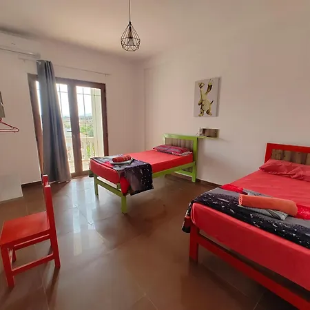 Tias بيت شباب